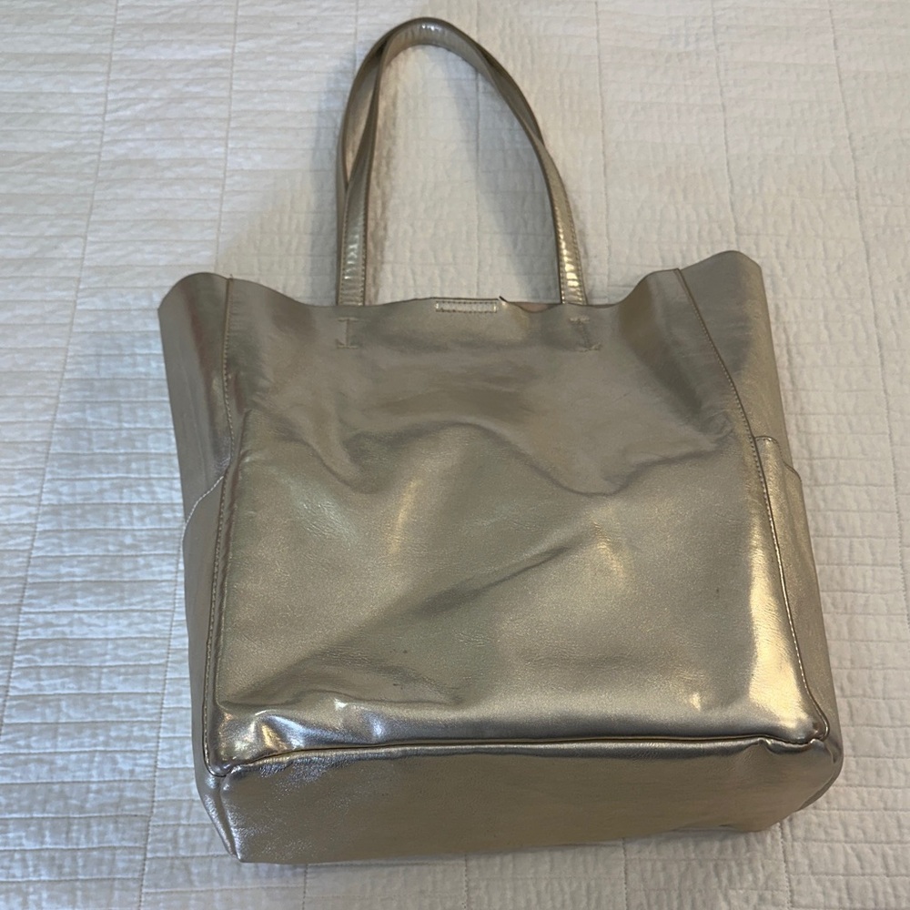 Shiraleah Large Metallic Gold Tote Bag Slide Pockets Faux Leather - Picture 3 of 8